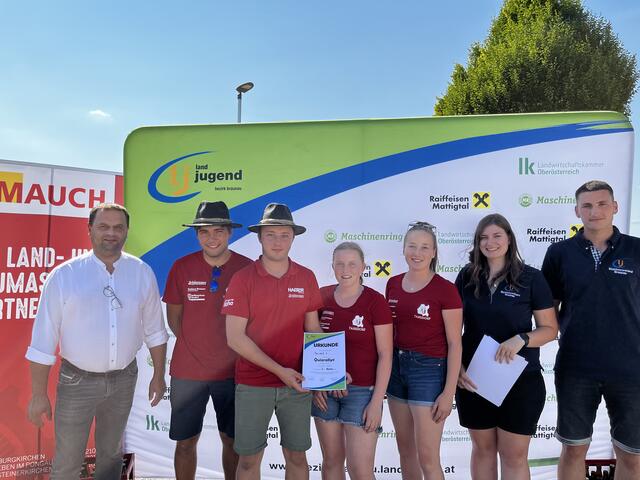 5. Platz Landjugend Tarsdorf 2
v.l.n.r.: Burgkirchner Bürgermeister Albert Troppmaier, Martin Brunner, Michael Helmberger, Simone Schuster, Michaela Neubauer, Bezirksleiterin Julia Grill, Bezirksleiter Stv. Christoph Schnitzinger
 | Foto: Bezirkslandjugend Braunau
