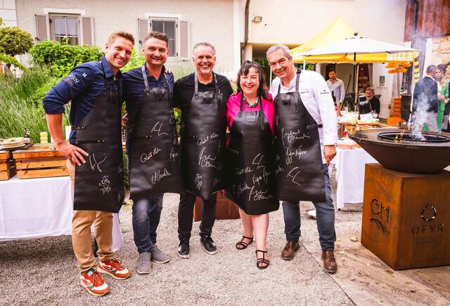 Die Starköche des Abends gemeinsam mit Initiatorin Renate Zierler, Didi Maier, Jürgen Vigne, Marco Simonis und Robert Letz (v.li.). | Foto: Moving Stills