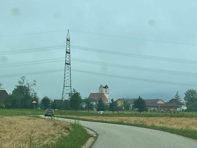 Schon von Weitem kann man die zerstörte Kirche sehen... | Foto: MeinBezirk.at