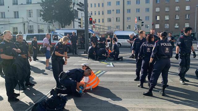 Auch die Polizei war kurz nach Start der Aktion bereits vor Ort und lösen aktuell die festgeklebten Aktivistinnen und Aktivisten von der Straße.