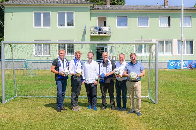 V.r. Bürgermeister Andreas Rabl, Gemeinderat Mag. Bernhard Humer (Schriftführer ASKÖ Wels Stamm), Christian Baurnberger (Obmann ASK Blaue Elf Wels),  Manfred Sams (Obmann ASKÖ Wels Stamm) sowie die Vizebürgermeister Gerhard Kroiß (Sportreferent) und Mag. Klaus Schinninger (Obmann-Stellvertreter Verein ASKÖ Wels Stamm).
 | Foto: Stadt Wels