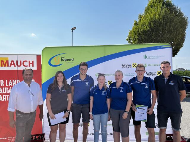 4. Platz Landjugend Handenberg 2
v.l.n.r.: Burgkirchner Bürgermeister Albert Troppmaier, Bezirksleiterin Julia Grill, Manuel Braunsberger, Laura Priewasser, Johanna Beinhundner, David Helminger, Bezirksleiter Stv. Christoph Schnitzinger
 | Foto: Bezirkslandjugend Braunau