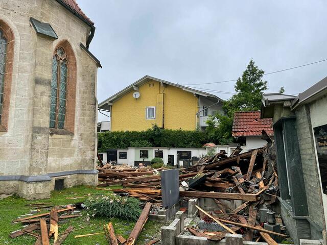 ...auch Gräber und Grabsteine wurden beschädigt... | Foto: MeinBezirk.at