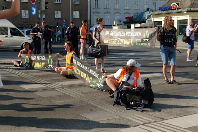 Gegen 08:05 fingen Aktivistinnen und Aktivisten der Letzten Generation an, sich an zwei verschiedenen Zebrastreifen bei der Wienzeile sich auf den Boden zu kleben. Die Protestaktion hielt nicht lange, nach rund einer halben Stunde hatte die Polizei die Aktion gestoppt.  | Foto: Max Spitzauer/RMW