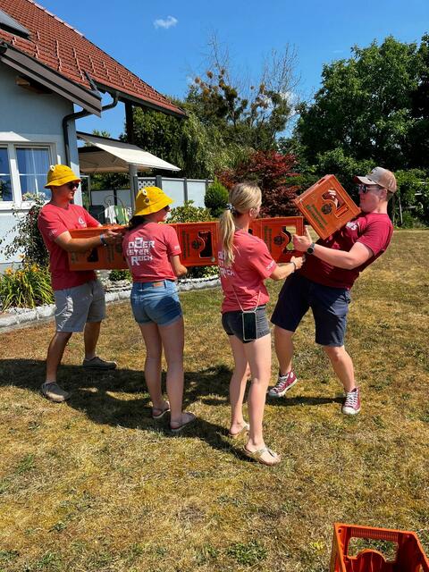 Landjugend Neukirchen bei der Station „Bierkisten stapeln“
v.l.n.r.: Christoph Scharinger, Julia Hatheier, Lisa Polland, Hannes Leimer
 | Foto: Bezirkslandjugend Braunau