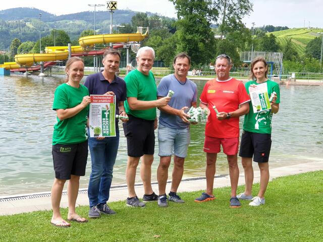 Die "TAschenbecher" werden auch im Freibad von Bad Schwanberg gratis angeboten: Abfallberaterin Katharina Wicher, Bgm. Karlheinz Schuster, Abfallberater Erich Prattes, Bgm. Franz Silly (Obmann AWV DL), Bademeister Max Kiegerl und Abfallberaterin Beatrice Safran-Schöller (v.l.) | Foto: AWV DL
