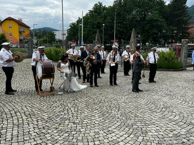 Vor der Kirche wartete schon der Polizeimusikverein Leoben und animierte Braut und Bräutigam zum Mitmusizieren.  | Foto: Privat
