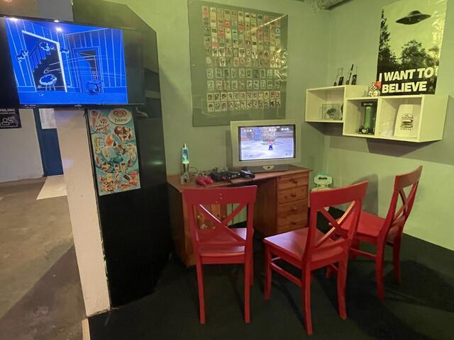 Überall gibt es Möglichkeiten Spiele aus verschiedenen Jahrzehnten auszuprobieren. Besucherinnen und Besucher dürfen so lange blieben und spielen wie sie wollen.  | Foto: Salme Taha Ali Mohamed