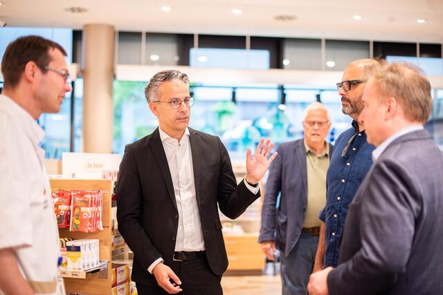 Kurt Hohensinner (2.v.l.) auf der Bezirkstour in Waltendorf auf Besuch beim Pharmazeuten Michael Schramm (links im Bild) in der Apotheke Waltendorf. | Foto: Skrabel/Grazer Volkspartei
