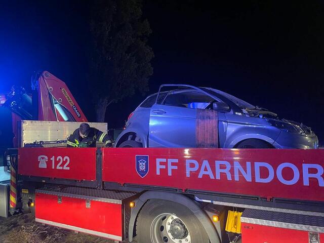 Die Parndorfer Feuerwehr barg das Unfallauto, und verbrachte es auf einen zugewiesenen Platz. | Foto: FF Parndorf