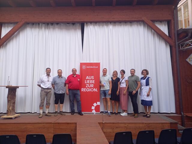 Gewinner Familie Loimayer und Magdalena und Andreas Höchtl 
Personen v.l. Jürgen Mayerhofer, Alfred Kaltenberger, Franz Höfer,  Herr Loimayer, Eva Loimayer, Magdalena und Andreas Höchtl, Anita Strondl | Foto: Theater am Schönbach