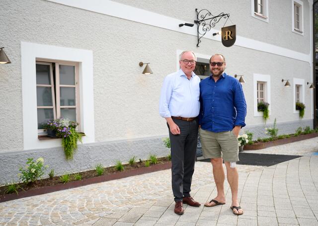 Joachim Mayr (r.) mit Stephan Pernkopf vor dem Refugium | Foto: NLK/Pfeiffer