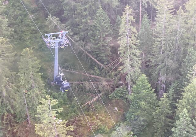 Die Gondelbahn in der Schlick musste durch die Bergrettung evakuiert werden. Eine Gondel stürzte ab. Es gab zum Glück keine Verletzten. | Foto: zeitungsfoto.at