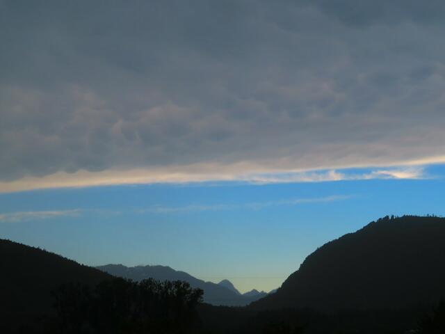 14,15 Uhr, kurz nach einem heftigen Gewitter mit Starkregen und Sturm.
Blick von Villach Auen zum Dreiländereck.