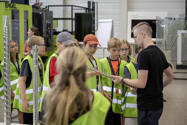 Oliver Reichhart, der kürzlich seine Kunststofftechnik-Lehre bei Engel erfolgreich abschloss, erklärte den interessierten Kindern, wie Spritzgießmaschinen funktionieren.

 | Foto: Engel Austria GmbH