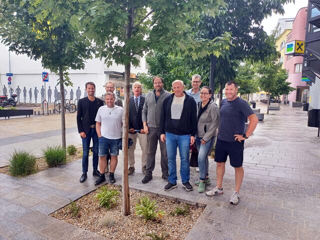 Die Delegation des Verkehrsausschusses aus Mayrhofen rund um Amtsleiter Wolfgang Stöckl nahm jede Menge Anregungen mit in ihre Heimatgemeinde. Informiert wurden die Besucher/-innen von GV Christoph Walch (l.), Thomas Egger von der Abteilung IVa – Infrastruktur und Grünanlagen (r.) und Bauamtsleiter Andreas Kluibenschedl (3.v.r.). | Foto: MG Telfs