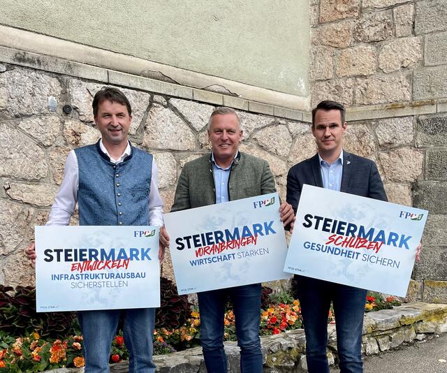 Albert Royer, Bezirksparteiobmann der FPÖ Liezen, Mario Kunasek, Landesparteiobmann der FPÖ Steiermark und Stefan Hermann, Landesparteisekretär präsentieren gemeinsam die neue Kampagne im Bezirksbüro Liezen. | Foto: Nathalie Polz