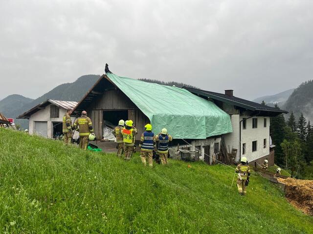 Auch in Radstadt kümmerten sich die Floriani nach dem gestrigen Sturm um ein abgedecktes Hausdach. | Foto: FF Radstadt