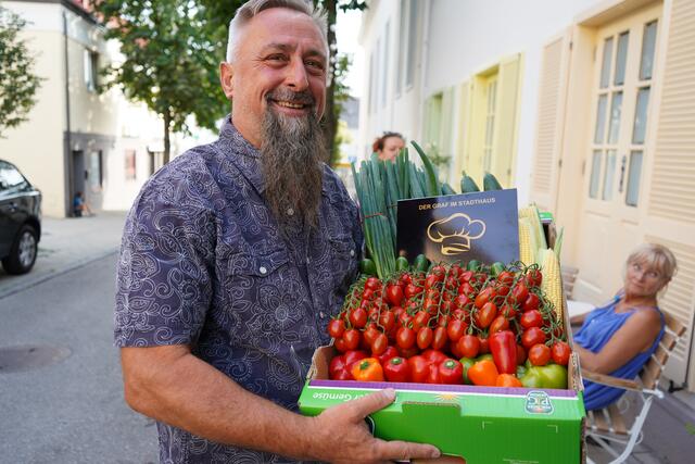 Helmut Renner, Inhaber von Taxi Heli aus Andau brachte Gemüsenachschub für die Top-Küche | Foto: Andrea Glatzer