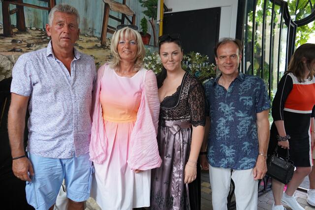 Stadtpfarrer Gabriel Kozuch, Jacqueline Graf, Bürgermeisterin LAbg. Elisabeth Böhm und Ehemann | Foto: Andrea Glatzer