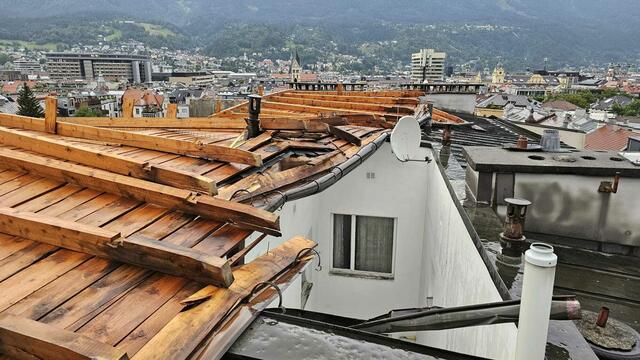 Das Hausdach in der Andreas-Hofer-Straße wurde abgetragen. | Foto: sturmundgewitterjagd.tirol