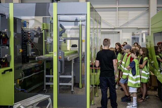 Oliver Reichhart, der kürzlich seine Kunststofftechnik-Lehre bei Engel erfolgreich abschloss, erklärte den interessierten Kindern, wie Spritzgießmaschinen funktionieren. | Foto: Engel Austria GmbH
