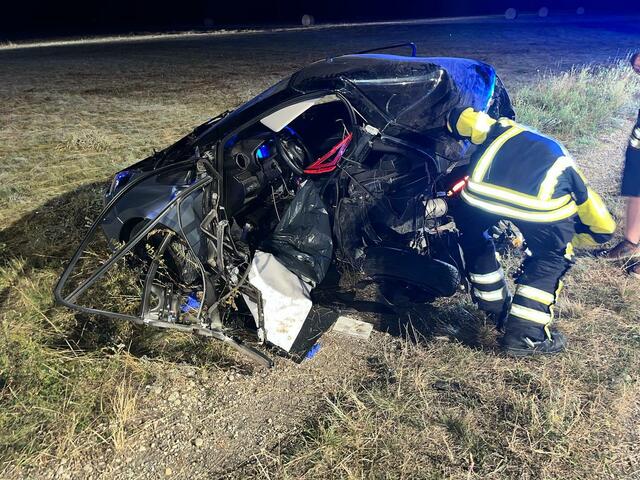 Der Fahrer des Leichtkraftfahrzeugs verstarb nach Reanimation am Unfallort im Krankenhaus Wiener Neustadt. | Foto: FF Parndorf