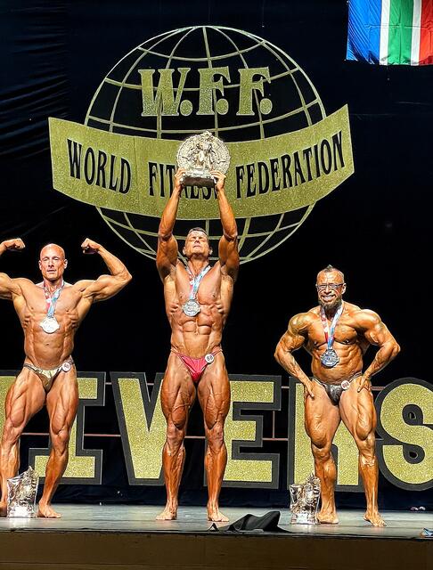 Ein emotionaler Moment: Klaus Drescher (Mitte) holte sich zum zweiten Mal den Titel "Mr. Universe" der World Fitness Federation.  | Foto: Estelle Tirala