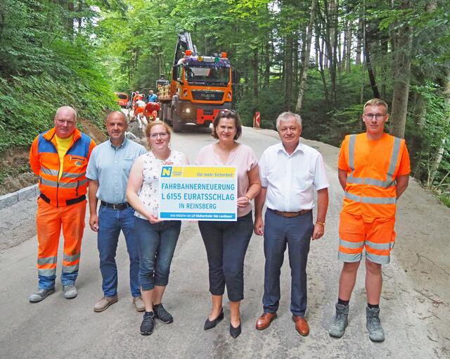 Fahrbahnerneuerung in Euratsschlag: Peter Brandstetter (Straßenmeisterei Gaming), Erich Pfeffer (Leiter der Straßenmeisterei Gaming), Julia Mayer (Gemeinderätin in Reinsberg), Landtagsabgeordnete Edith Mühlberghuber, Franz Stiedl (Leiter der NÖ Straßenbauabteilung Amstetten) und Thomas Gravogl (Straßenmeisterei Gaming) | Foto: NÖ Straßendienst 
