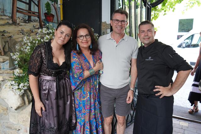 Herzlicher Empfang: Beauty-Lady Christa Tschida und Wolfgang Dinhof | Foto: Andrea Glatzer