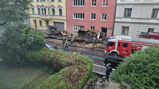 Die Trümmerteile fielen auf die Straße und beschädigten u. a. Teile der Oberleitungen und des Straßenbahnnetztes. | Foto: sturmundgewitterjagd.tirol