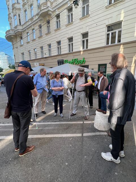 Die Neos Innere Stadt setzen sich für einen sicheren und zugänglichen öffentlichen Raum für blinde und sehschwache Menschen ein. | Foto: Neos Innere Stadt