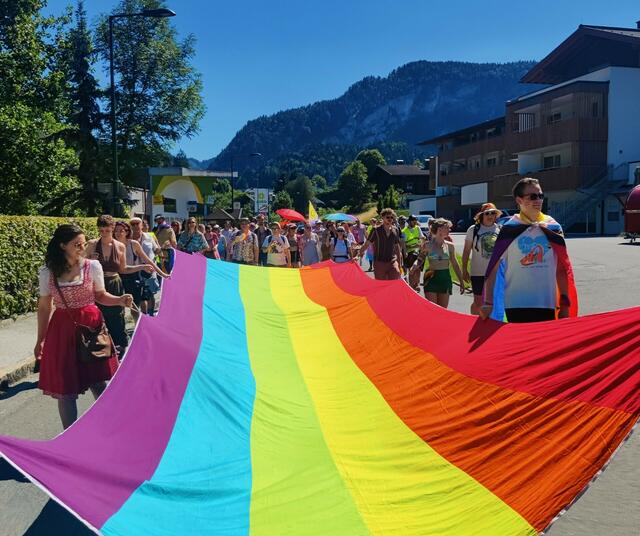 Mehr als 300 Menschen versammelten sich in Unken, um an der Pride teilzunehmen. | Foto: Heublumen LGBTQIA+ Initiative