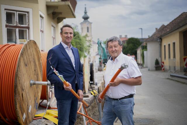 Gerhard Haidvogel Geschäftsführer kabelplus und Franz Brandl, Bürgermeister Gedersdorf | Foto: kabelplus / Matejschek