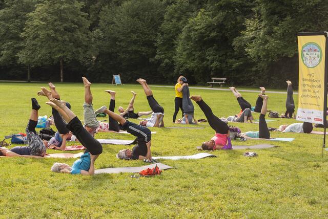 "Bewegt im Park" bietet verschiedene Sportangebote im Freien. In Hernals kann man Kampfkunst und Qigong ausprobieren. | Foto: ÖGK/Foto Flausen