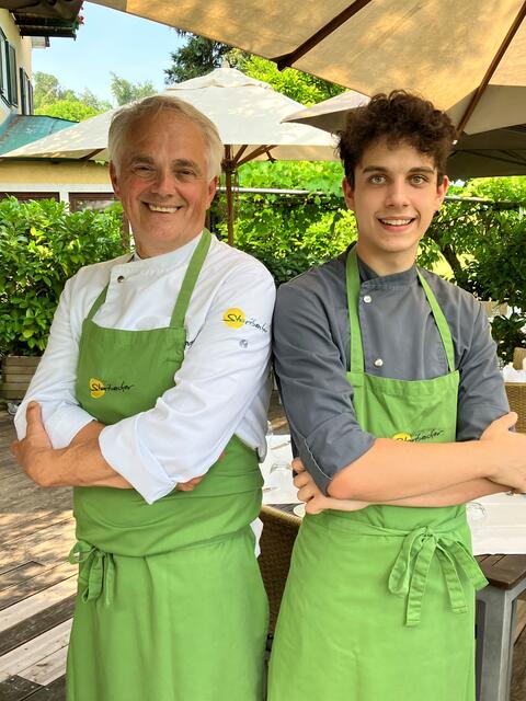 Raphael Stader (re.) mit Küchenchef &amp; Lehrmeister Christian Pfanner.  | Foto: Staribacher
