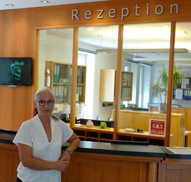 Tessa Ebenwalder kümmert sich um das Wohl der Gäste und managet die Rezeption im Hintergrund.  | Foto: Staribacher