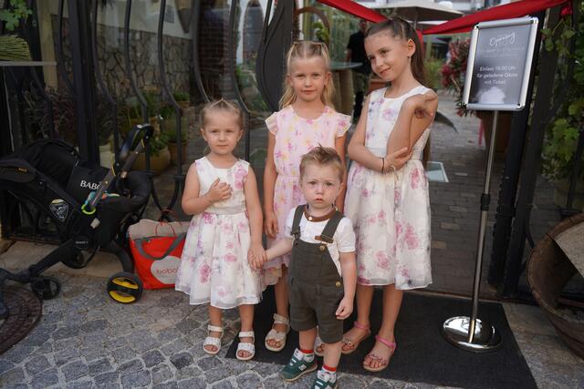 Die drei Grafs Lenny, Celina, Lena mit Freundin Nora | Foto: Andrea Glatzer