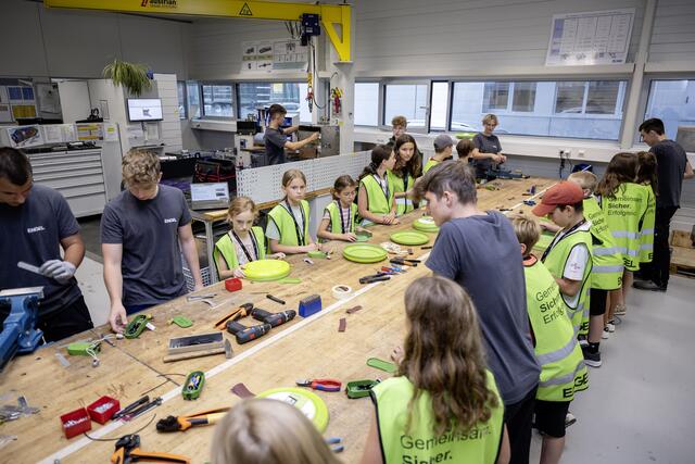 In der Lehrwerkstätte nutzten die jungen Forscherinnen und Forscher verschiedene Bearbeitungstechniken, um ein selbstfahrendes Fahrzeug zu bauen. | Foto: Engel Austria GmbH