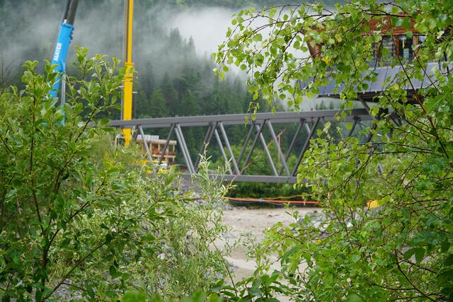 Die neuen Träger auf Klimmer Seite sind bereits eingebaut. Jetzt folgen die Träger auf Elmer Seite. | Foto: Reichel