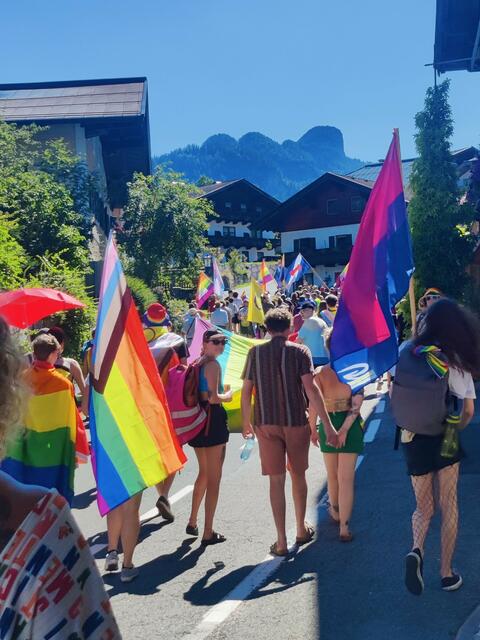 Alle Teilnehmenden setzten ein Zeichen für Diversität, Toleranz und Akzeptanz. | Foto: Heublumen LGBTQIA+ Initiative