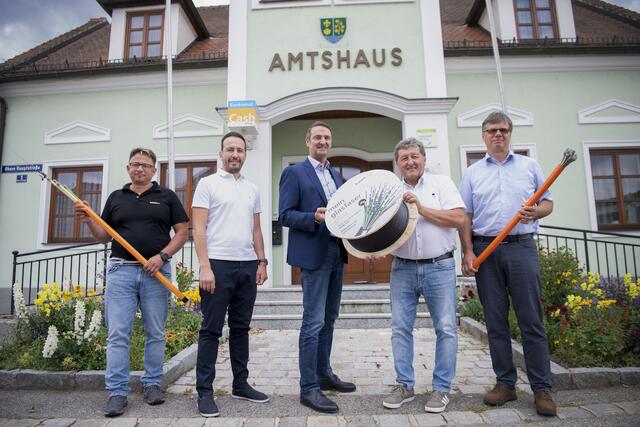 Markus Möstl, technische Projektleitung kabelplus; Volkan Tembel, Privatkundenvertrieb kabelplus, Gerhard Haidvogel, Geschäftsführer kabelplus; Franz Brandl, Bürgermeister Gedersdorf und Stefan Löffler, geschäftsführende Gemeinderat Gedersdorf

  | Foto: kabelplus / Matejschek