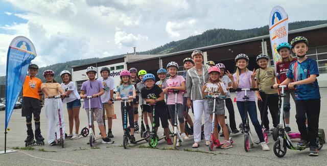 Die Volksschulkinder aus St. Peter-Freienstein hatten großen Spaß am Workshop, von dem sich auch  Bürgermeisterin Anita Weinkogl ein Bild machte. | Foto: Große schützen Kleine