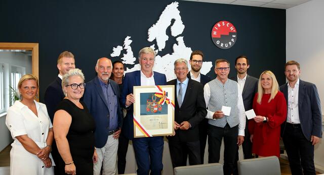 Hirsch-CEO Harald Kogler und Aufsichtsratsmitglied Johann Moser mit Landeshauptmann Peter Kaiser und Gemeindevertretern, wie  Bgm. Arnold Pacher, bei der Verleihung. | Foto: LPD Kärnten/Krainz