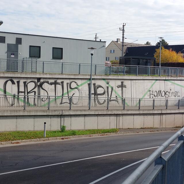 "Christus heilt Homosünde": Die Schmiererei an der Vogelweider Unterführung ist nur eine von mehr als 100 homophoben Sachbeschädigungen seit Sommer 2022. | Foto: BRS