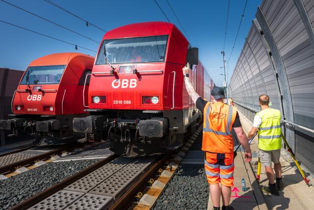 Die Brücken der Koralmbahn werden derzeit auf Herz und Nieren getestet. Dabei werden sie teils von mehreren Loks gleichzeitig befahren.  | Foto: ÖBB/emedia