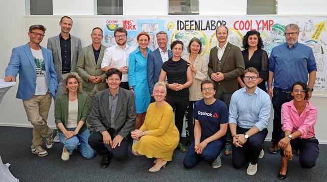 Vizebürgermeister Markus Lassenberger (3.v.l.), Vizebürgermeister Johannes Anzengruber (3.v.r.), die ressortzuständige Stadträtin Uschi Schwarzl (4.v.r), die Gemeinderäte Benjamin Plach (4.v.l.) und Christoph Kaufmann (6.v.l.), sowie Landtagsabgeordnete Zeliha Arslan freuen sich gemeinsam mit Projektleiterin Christine Schermer (5.v.l.) und dem COOLYMP-Projektteam über das einstimmig im Gemeinderat beschlossene Projekt COOLYMP | Foto: IKM
