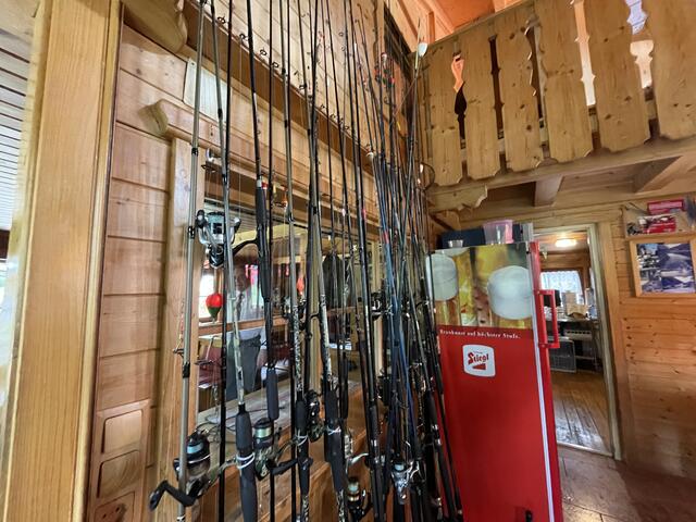 Viele Angeln stehen zum ausleihen bereit.  | Foto: sm