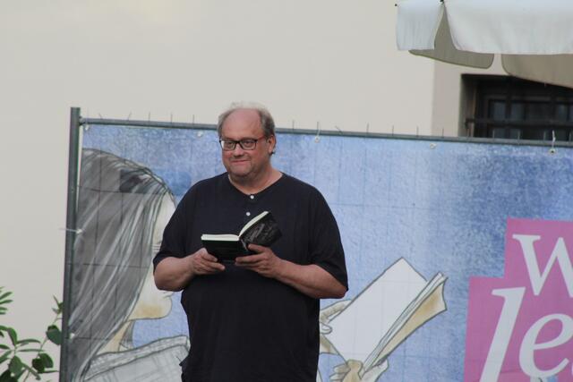 Günther Lainer brachte "Lebensweisheiten, die keiner braucht" mit zum dritten Welser Lesefest und hatte die Lacher auf seiner Seite. | Foto: Sabine I. Neubauer