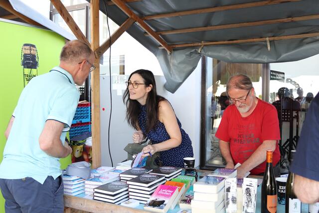 Am Stand von Norbert Perkles erfüllten die Autoren gerne Autogrammwünsche und standen für Fragen und Fotos bereit. | Foto: Marion Mayr